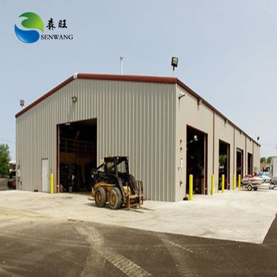 Entrepôt à structure en acier avec fenêtres en alliage d'aluminium et toit en panneaux sandwich