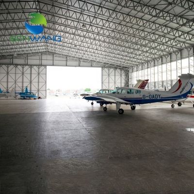 Hangar d'avions à ossature d'acier offrant un grand espace libre et des options de conception flexibles pour diverses installations aéronautiques
