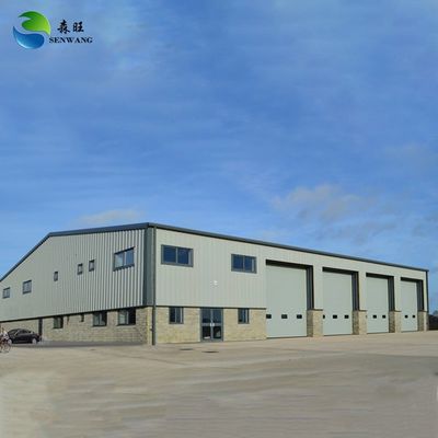 Entrepôt de structure en acier avec toit en panneaux sandwich certifié ISO 9001
