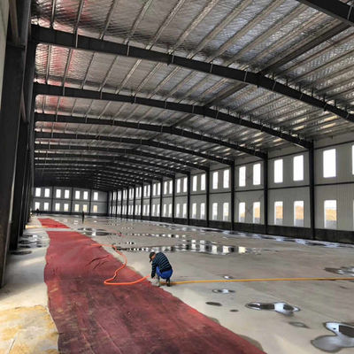 Atelier spacieux à structure en acier, idéal pour les applications d'entrepôt d'ingénierie de fabrication et de bureau de chantier avec cadre en acier solide