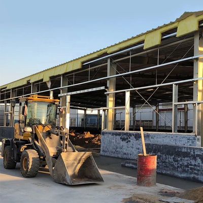 Entrepôt de structure en acier sur mesure avec fenêtres en alliage d'aluminium et panneau sandwich