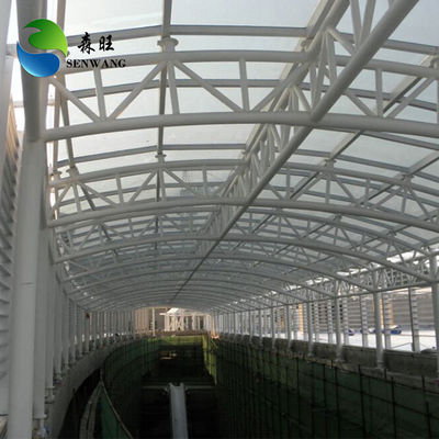 Atelier de construction de structures en acier Atelier d'ingénierie en acier intégrant une porte à panneau sandwich, idéale pour la résistance industrielle et structurelle
