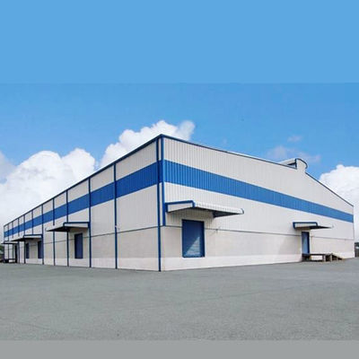 Entrepôt en acier spacieux avec porte coulissante et cadre principal de colonne durable