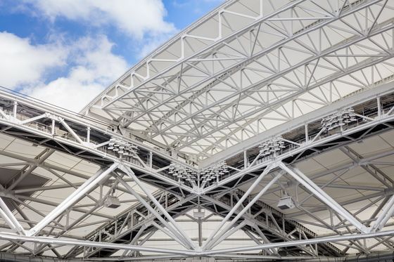 Structure de ferme en acier résistant aux intempéries avec installation boulonnée ou soudée et pente de toit personnalisable