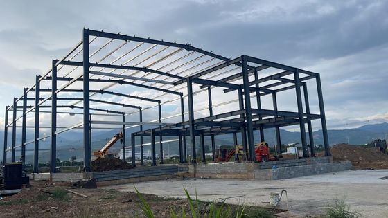 Fabrication préfabriquée de bâtiments industriels en acier