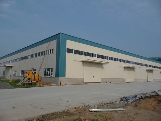 Entrepôt à structure métallique avec toiture en panneaux sandwich et charpente galvanisée