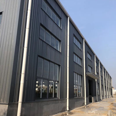 Structure en acier polyvalent avec peinture galvanisée et options de conception de fenêtres en alliage d'aluminium