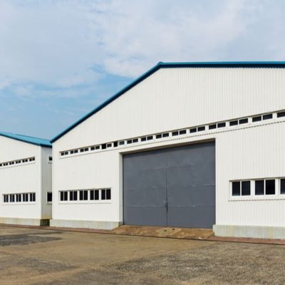 Bâtiment d'ingénierie en acier sur mesure avec colonne en acier H soudé et surface galvanisée ou peinte