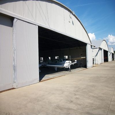 Hangar pour avions à treillis de grande portée avec taille de porte personnalisable et alliage d'aluminium haute pression pour la maintenance aéronautique