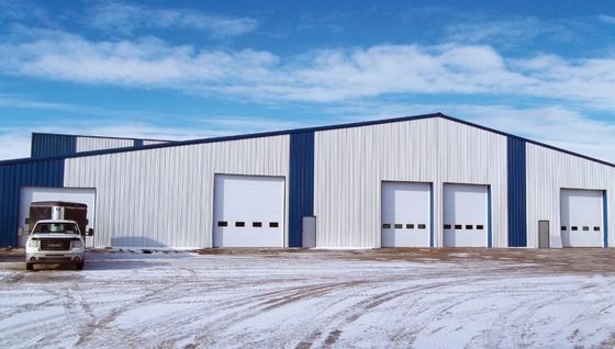 Atelier de construction en acier lourd avec connexion à boulons et revêtement en acier traité thermiquement