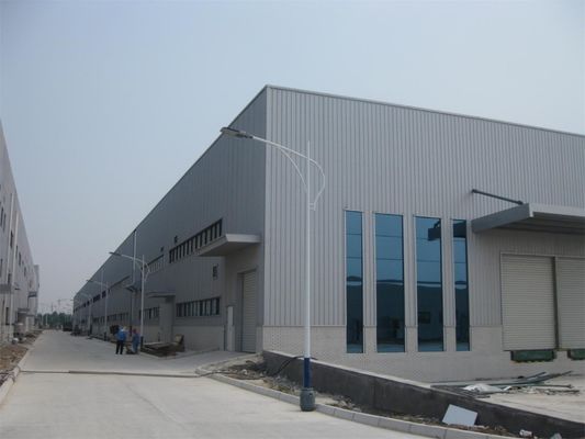 Bâtiments structuraux en acier avec toiture et murs en tôle d'acier simple standard GB et technique laminée à chaud
