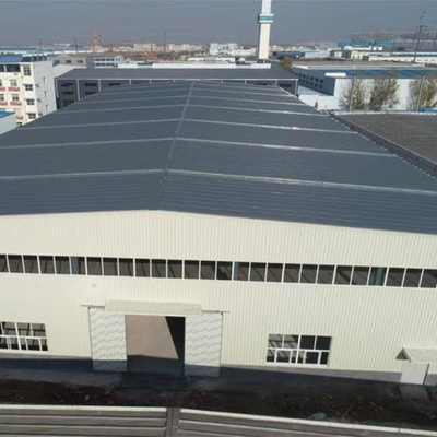 Entrepôt à structure métallique sur mesure avec toiture en panneaux sandwich
