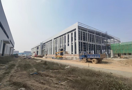 Entrepôt de structure en acier à rigidité élevée avec panneaux sandwich en PU et conception flexible