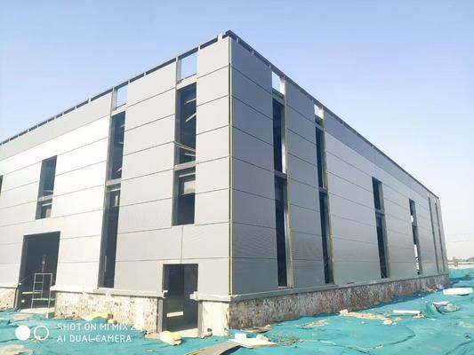 Entrepôt de structure en acier durable avec niveau de soufflage de 2,5 Sa et qualité de matériau européenne S235/S355 avec toit en tôle d'acier de couleur