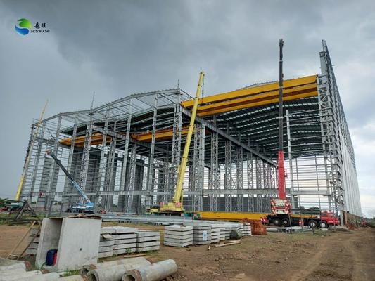 Entrepôt à structure en acier de taille personnalisée avec toit en pente et traitement de surface peint pour le stockage industriel