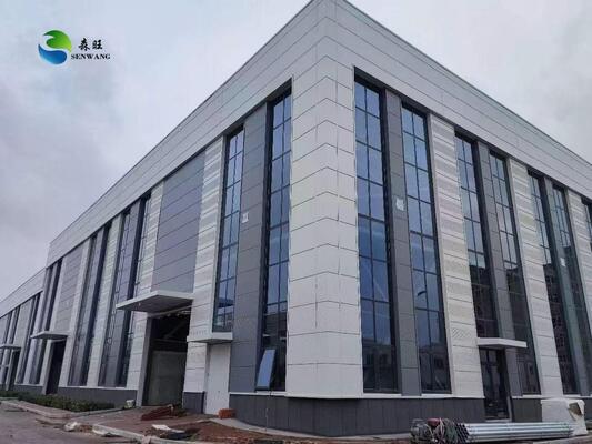 Entrepôt à structure en acier personnalisée avec toit en pente et tôle de bardage en acier pour des solutions de stockage durables