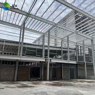 Atelier de fabrication de services de traitement de coupe conçu avec un système de drainage de gouttières intérieures et extérieures et une descente pluviale assurant le drainage