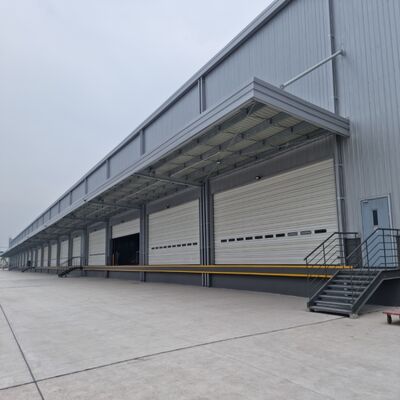 Entrepôt à structure métallique avec connexion boulonnée, durée de vie de 50 ans et peinture anticorrosion pour le stockage industriel