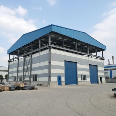 Installation de stockage de métaux galvanisés ou peints équipée d'une forte résistance aux intempéries assurant une protection contre la corrosion et les dommages causés par les intempéries