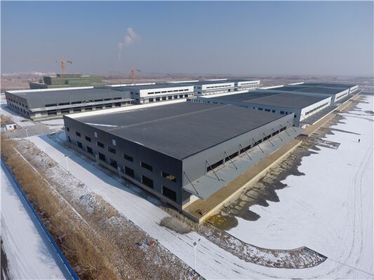 Entrepôt de style design industriel en structure d'acier équipé de plans d'installation et de vidéo assurant une mise en place fluide