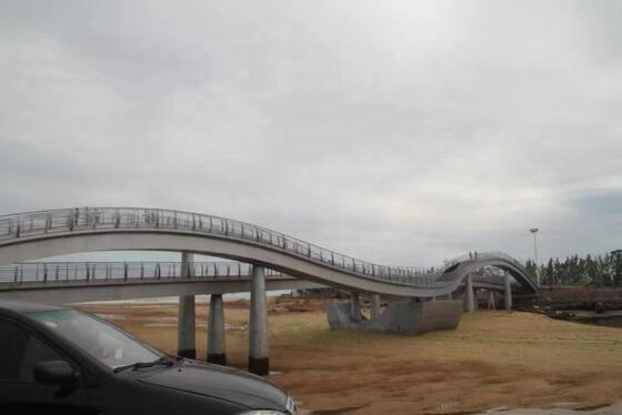 Pont en treillis en acier à haute résistance à la corrosion avec revêtements de peinture par pulvérisation conçus pour les conditions météorologiques industrielles et difficiles