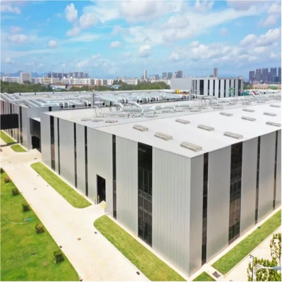 Charge directe sur le toit 0,35kn M2 entrepôt de structure en acier incorporant une tige de tube en acier circulaire et un réverbère pour l'éclairage du toit pour l'espace de stockage