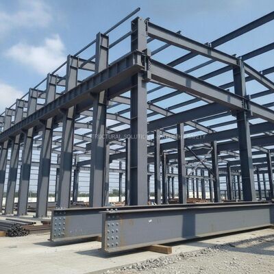 Bâtiment à ossature métallique en acier laminé à chaud, fournissant des solutions structurelles sans compromettre la résistance ou la sécurité